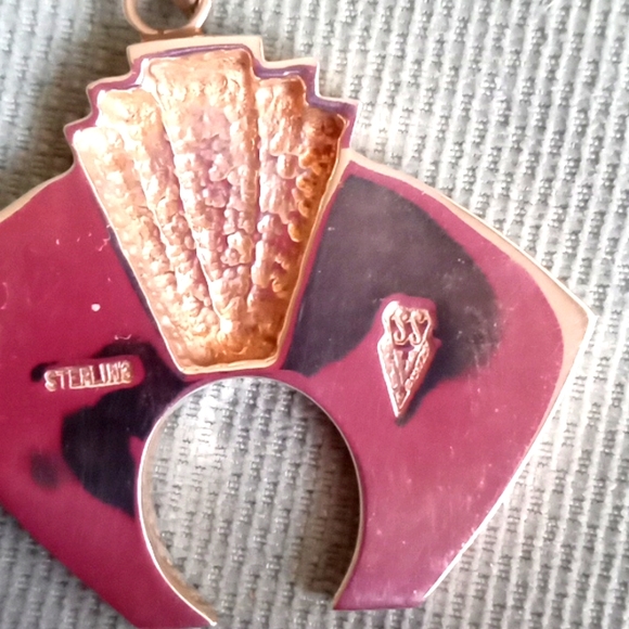 NATIVE AMERICAN INLAY BLACK ONYX AND SHELL TUXEDO BEAR PENDANT - Picture 4 of 8